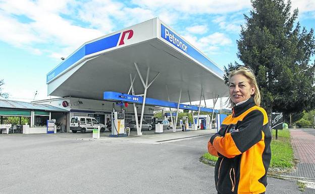 Patricia González, frente a la estación de servicio.