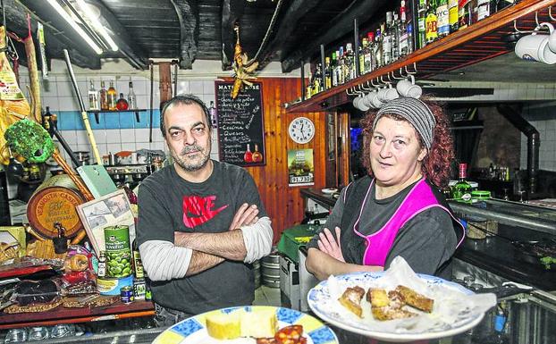 Esteban y Carmen, tras la barra de El Ventorrillo.