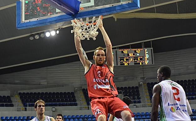 El pívot Javi Lucas, durante el partido ante el Zornotza. 
