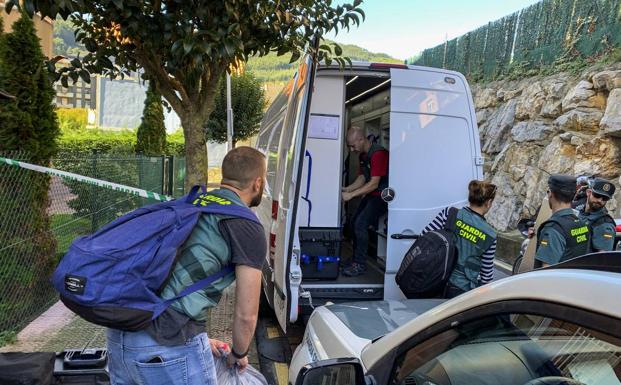 Los expertos de la Guardia Civil se llevaron varias bolsas con material encontrado en la vivienda para su análisis.