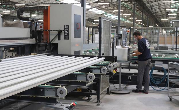 Ampuero Grupo Industrial 10. La industria radicada en Limpias tiene más de 35 años de experiencia en la fabricación de ventanas y cerramientos de PVC. Dispone de 269 empleados y una tasa de crecimiento de ventas al año superior al 60%.