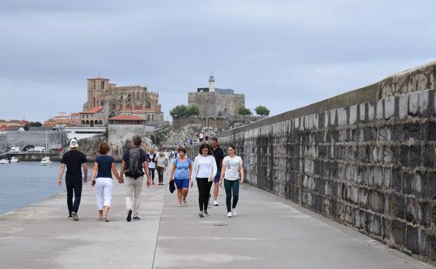 El rompeolas de Castro Urdiales es una de las emblemáticas zonas de paseo de vecinos y visitantes.