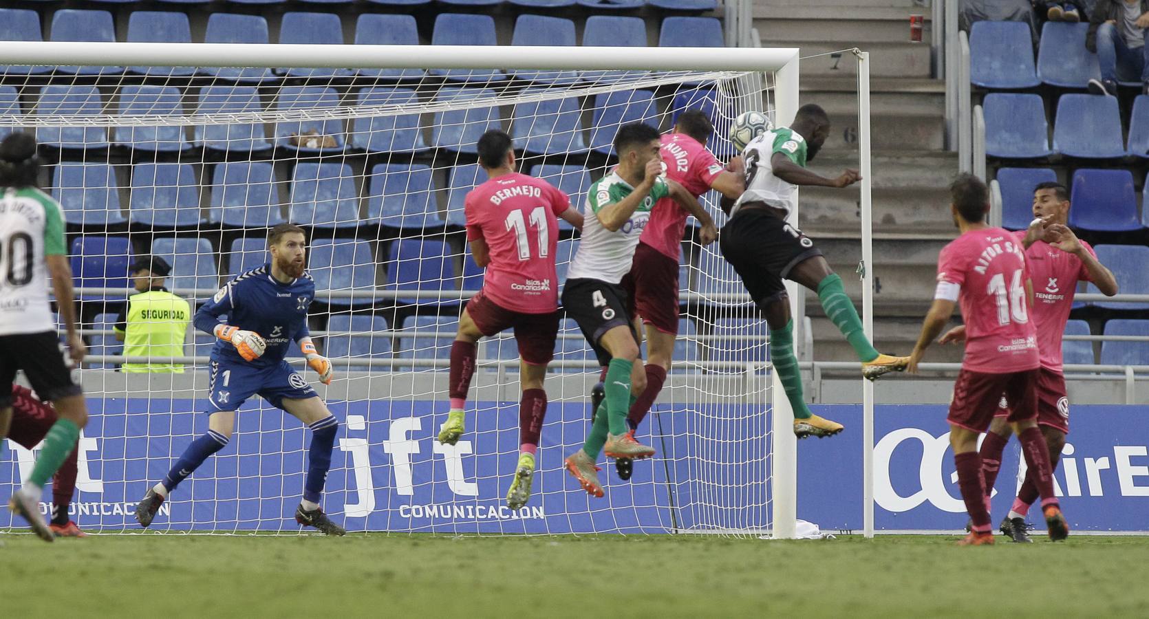 El Racing completa en Tenerife uno de sus peores partidos de la temporada y, a pesar de todo, logra sacar un empate en el minuto 93 para cobrarse parte de los puntos perdidos en los últimos minutos de otros encuentros