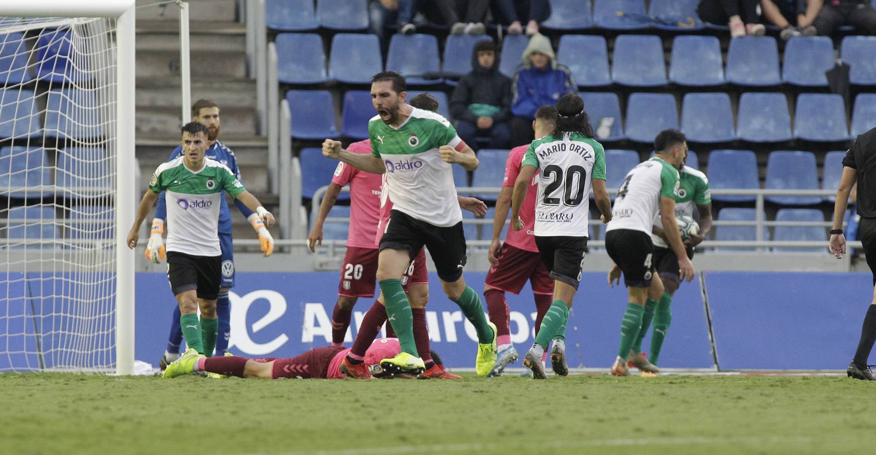 El Racing completa en Tenerife uno de sus peores partidos de la temporada y, a pesar de todo, logra sacar un empate en el minuto 93 para cobrarse parte de los puntos perdidos en los últimos minutos de otros encuentros