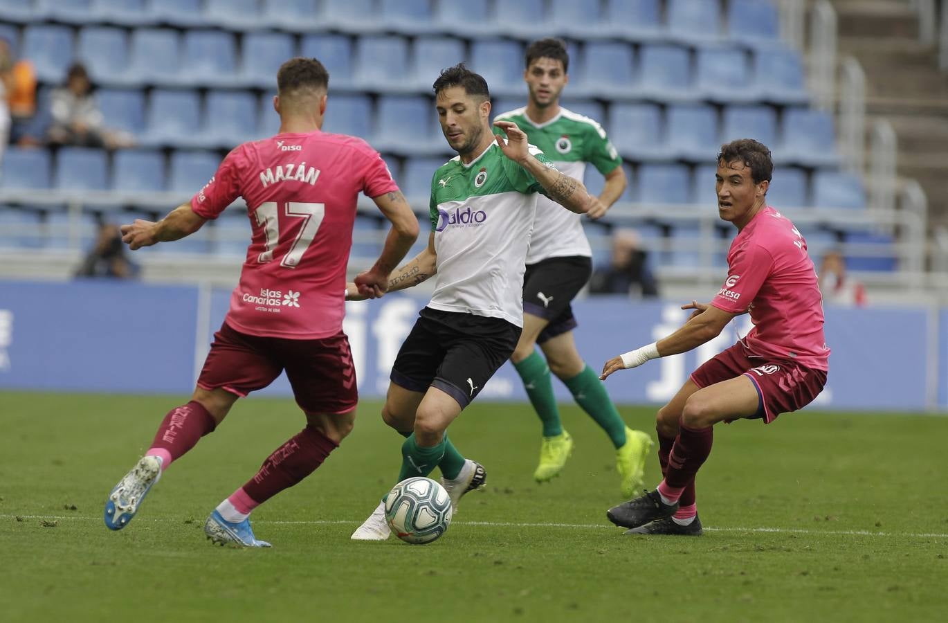 El Racing completa en Tenerife uno de sus peores partidos de la temporada y, a pesar de todo, logra sacar un empate en el minuto 93 para cobrarse parte de los puntos perdidos en los últimos minutos de otros encuentros