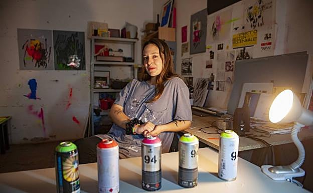 La creadora santanderina Mina K, alter ego de Marina Alonso Begines, en su estudio de la capital cántabra. 