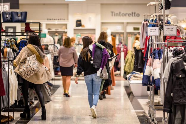 La búsqueda de estilismos marcó la tarde en El Corte Inglés.