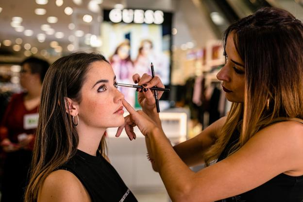 Los aspirantes pasaron por los tocadores de maquillaje en MAC.