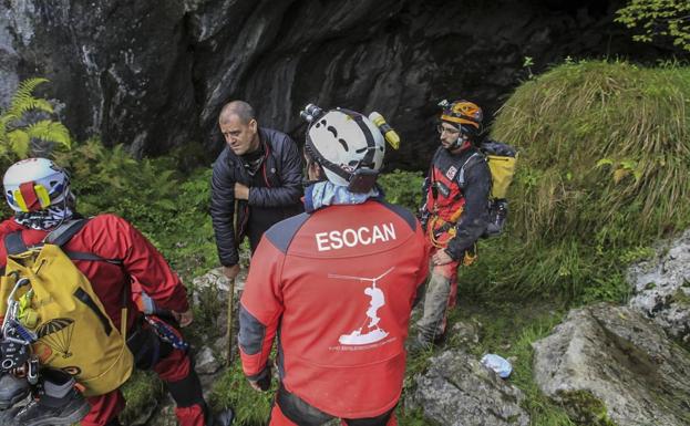 Imagen. Imágenes del dispositivo de rescate de este lunes, tanto en la zona del puesto de mando avanzado como en la boca de la cueva.