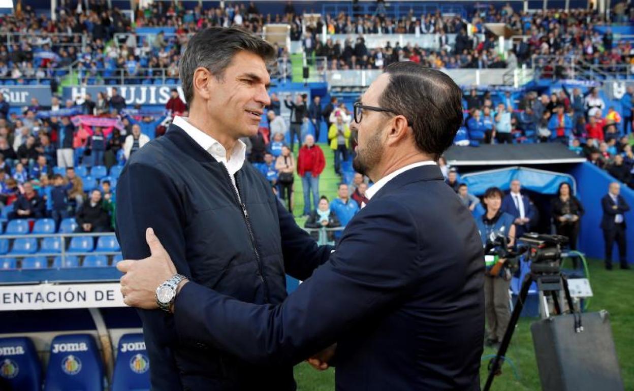 Mauricio Pellegrino (i) saluda al técnico del Getafe, José Bordalás, antes del partido del sábado. 