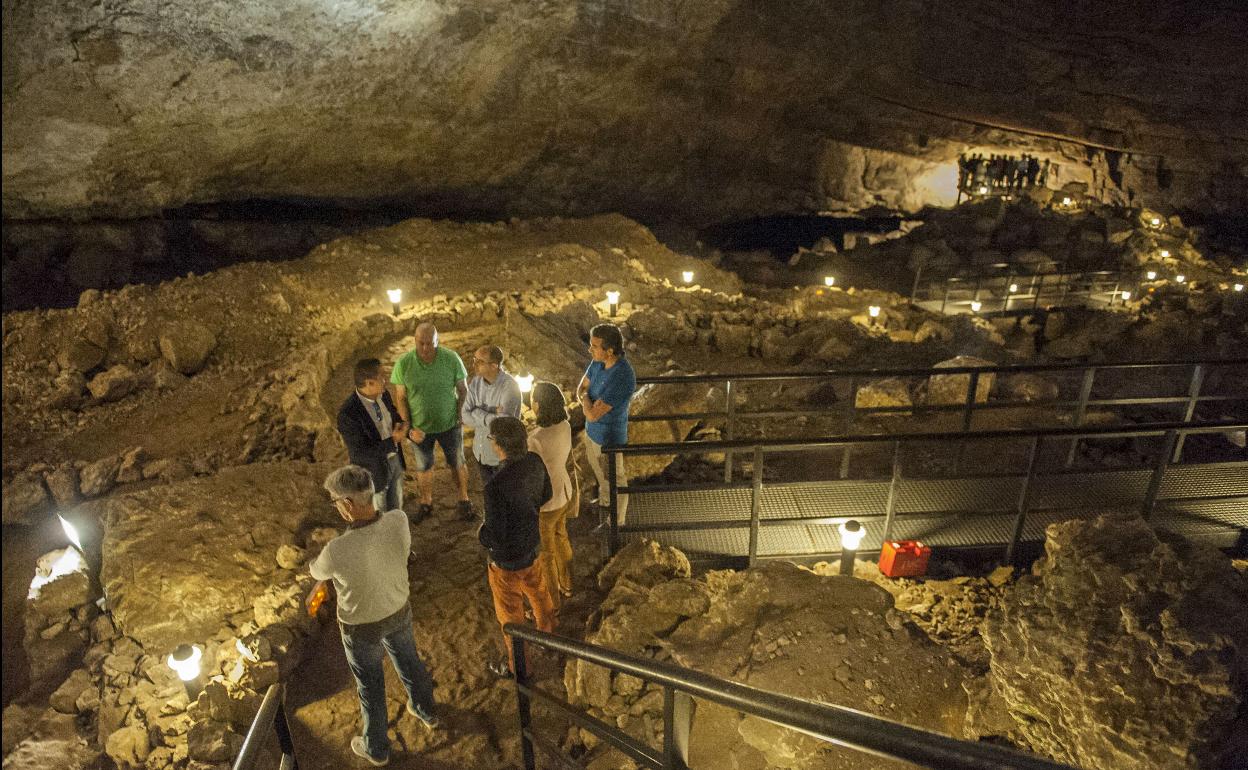 Imágenes de una visita a la Cueva de El Pendo, en la localidad de Escobedo, en Camargo.