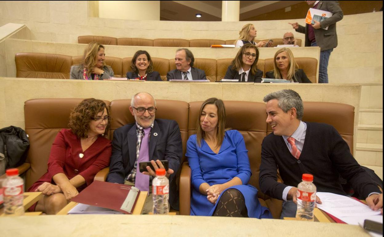 Los diputados del PSOE y miembros del Gobierno instantes antes de iniciarse el pleno