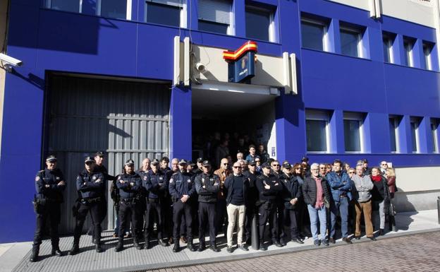 Policías Nacionales, en Torrelavega.