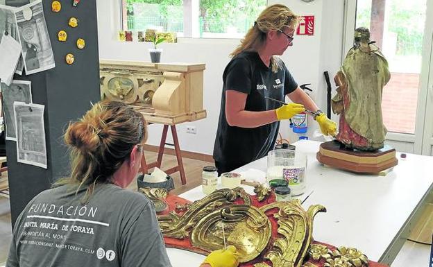 El retablo ha sido desmontado y trasladado hasta el taller de la Fundación Santa María de Toraya para realizar un tratamiento contra la desinfección de xilófagos para, posteriormente, limpiar la policromía y la película dorada y, por último, consolidar todas las piezas que lo componen