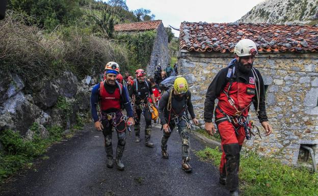 Rescatadores y rescatados tras salir de Cueto-Coventosa