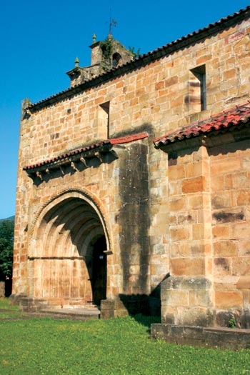 Imagen principal - Iglesia de San Facundo y San Primitivo, en Silió. Detalle de la iglesia de San Martín de Quevedo. Iglesia parroquial de Molledo.