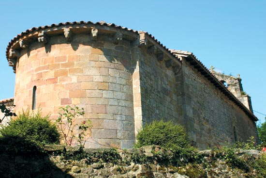 Imagen secundaria 1 - Iglesia de San Facundo y San Primitivo, en Silió. Detalle de la iglesia de San Martín de Quevedo. Iglesia parroquial de Molledo.