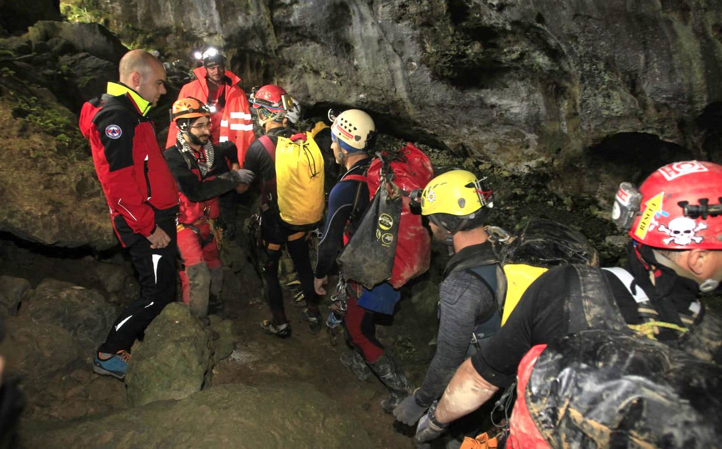 Los espeleólogos salen de la cueva tras una intensa jornada de rescate