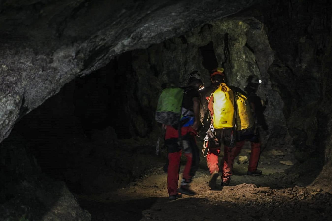 En Arredondo los efectivos de emergencias trabajaron este lunes sin descanso para rescatar a los espeleólogos, a relevos dentro de la cueva para conseguir llegar hasta ellos