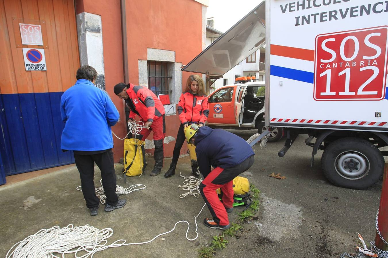 En Arredondo los efectivos de emergencias trabajaron este lunes sin descanso para rescatar a los espeleólogos, a relevos dentro de la cueva para conseguir llegar hasta ellos