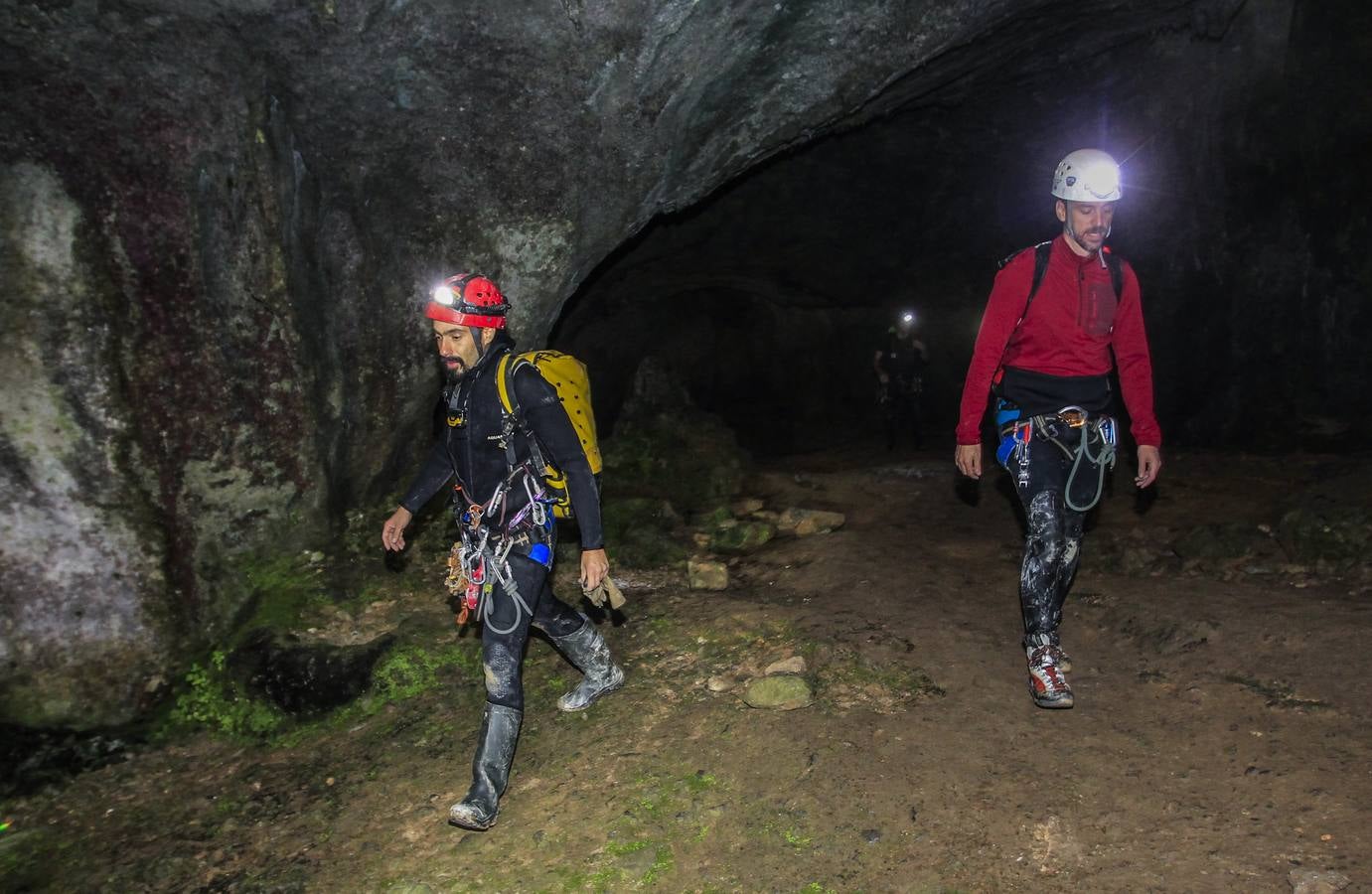 En Arredondo los efectivos de emergencias trabajaron este lunes sin descanso para rescatar a los espeleólogos, a relevos dentro de la cueva para conseguir llegar hasta ellos