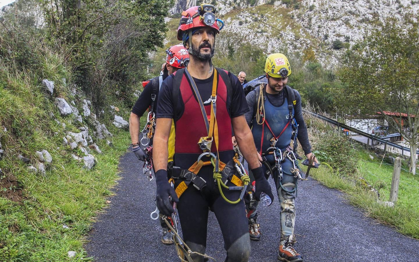 En Arredondo los efectivos de emergencias trabajaron este lunes sin descanso para rescatar a los espeleólogos, a relevos dentro de la cueva para conseguir llegar hasta ellos