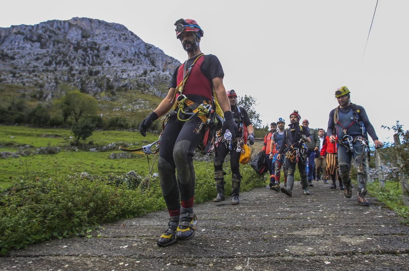 En Arredondo los efectivos de emergencias trabajaron este lunes sin descanso para rescatar a los espeleólogos, a relevos dentro de la cueva para conseguir llegar hasta ellos