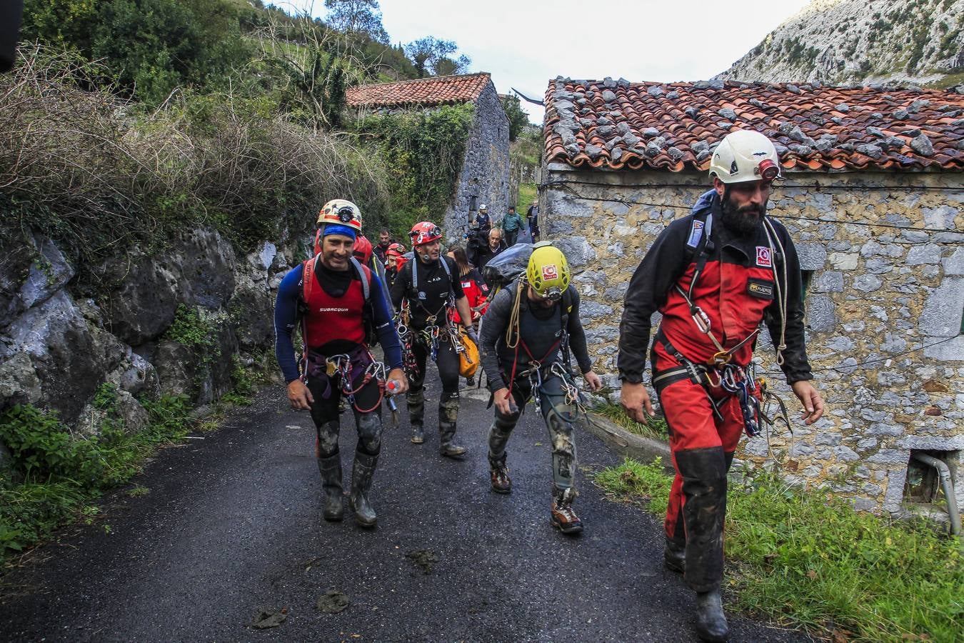 En Arredondo los efectivos de emergencias trabajaron este lunes sin descanso para rescatar a los espeleólogos, a relevos dentro de la cueva para conseguir llegar hasta ellos