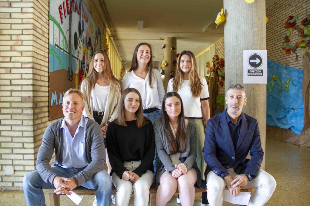  El director, Luis Fernando Daimiel, y el tutor, Rafael Ortiz, junto a Jimena Reguero, Cristina Losada, Andrea Gómez, Marina Ruiz y Ángela Sáez 