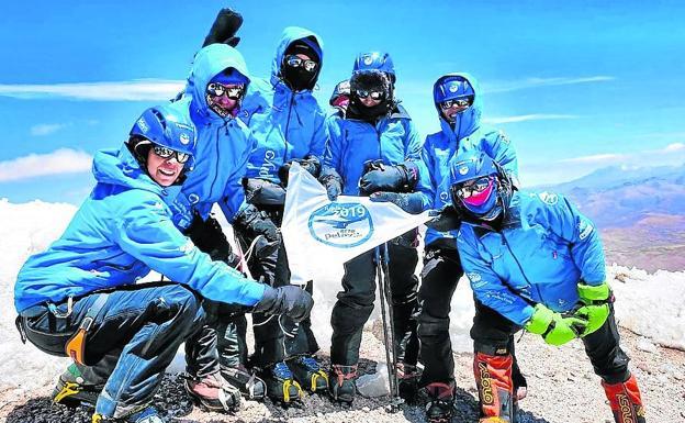 Raquel, Rina, Estrella, Victoria, Felisa y Begoña, en la 'falsa cumbre'.