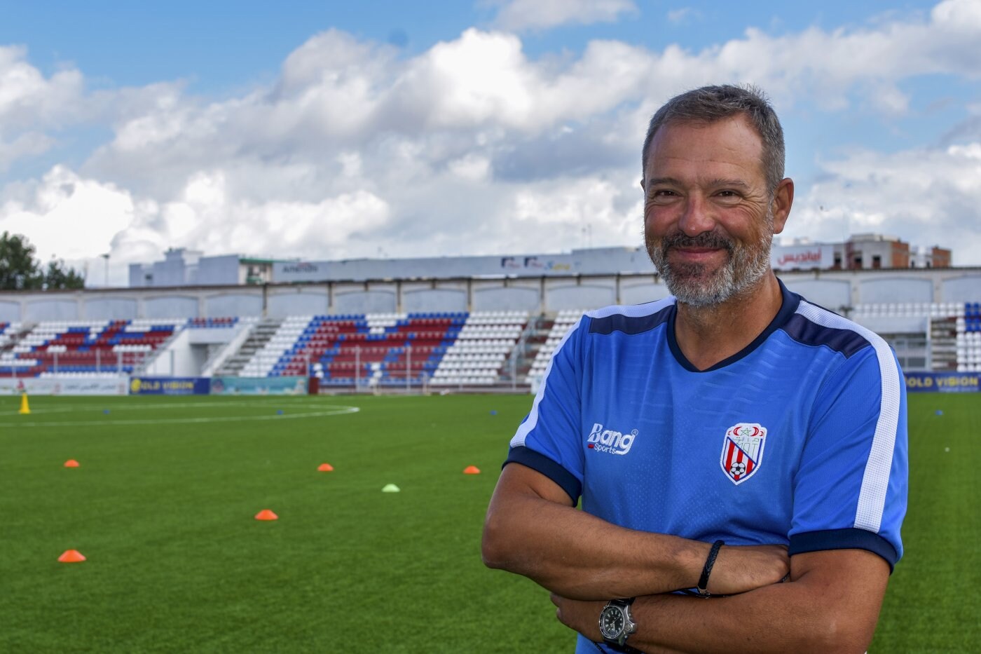 El extécnico del Racing es ahora del flamante líder de la Botola Pro, la primera división de Marruecos, y el Moghreb Athletic Tetouan –el 'MAT', popularmente– es la revelación de la temporada. Un club que el año pasado luchó hasta última hora por mantener la categoría y esta temporada, en un inicio fulgurante, ha encadenado cinco victorias consecutivas. 