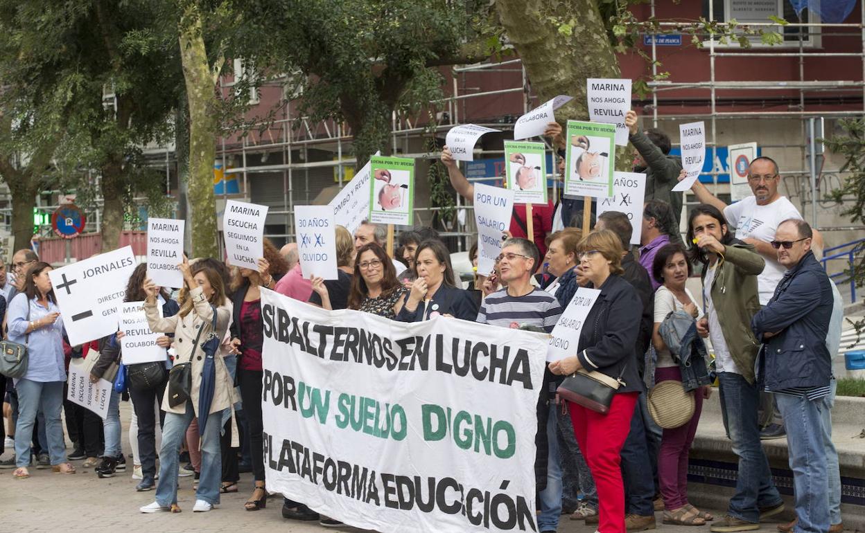 Un centenar de conserjes se concentraron ante la sede de la Consejería de Educación el 1 de octubre para reivindicar la mejora de sus condiciones laborales.