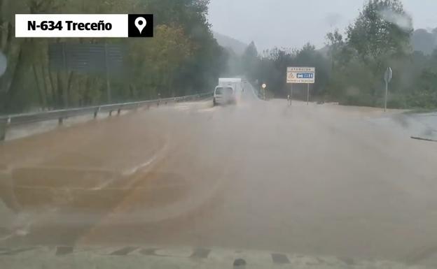 El agua llega a la carretera en Treceño