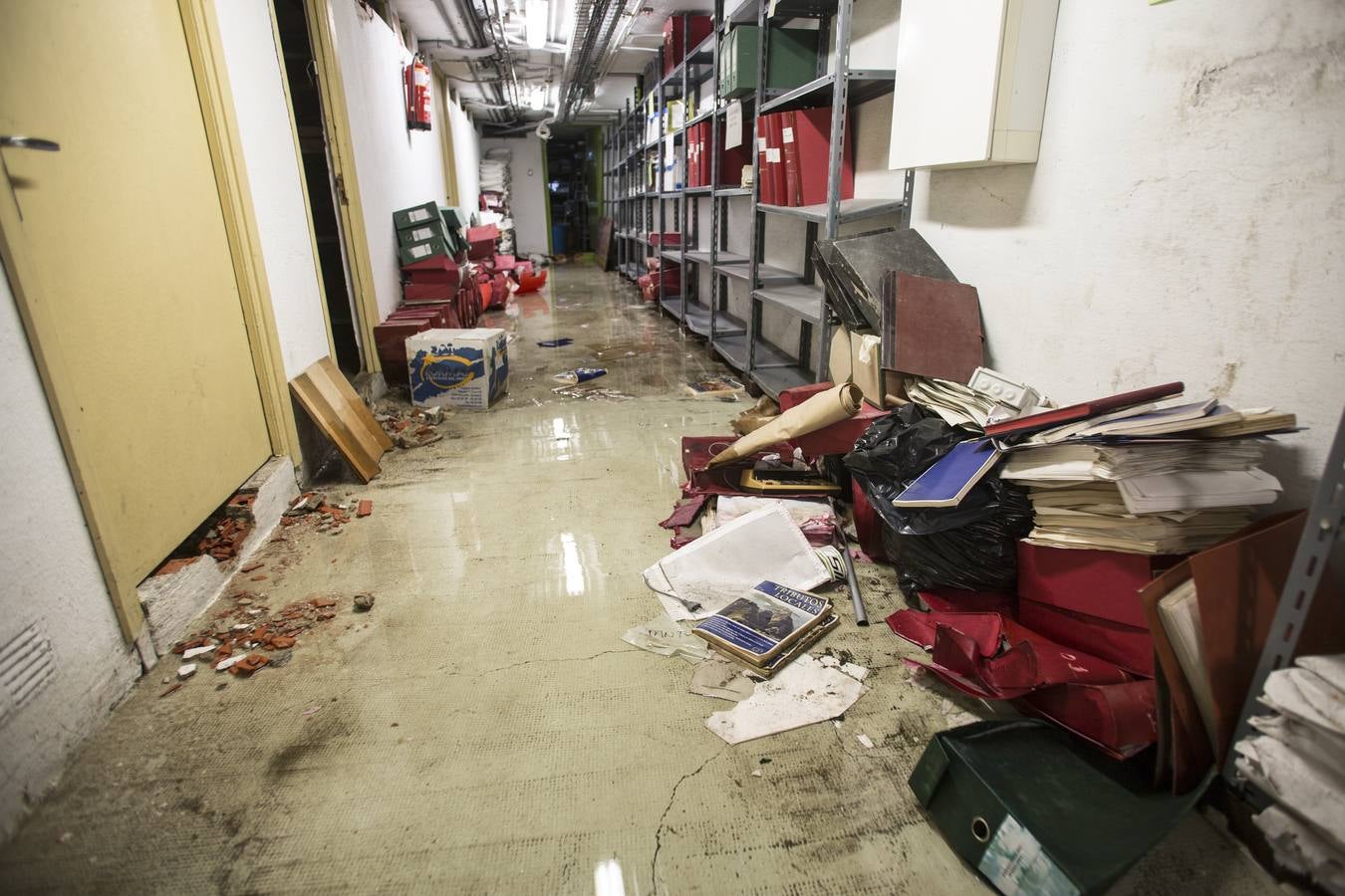 Estado de los bajos del Ayuntamiento de Santander tras resultar inundado este miércoles.