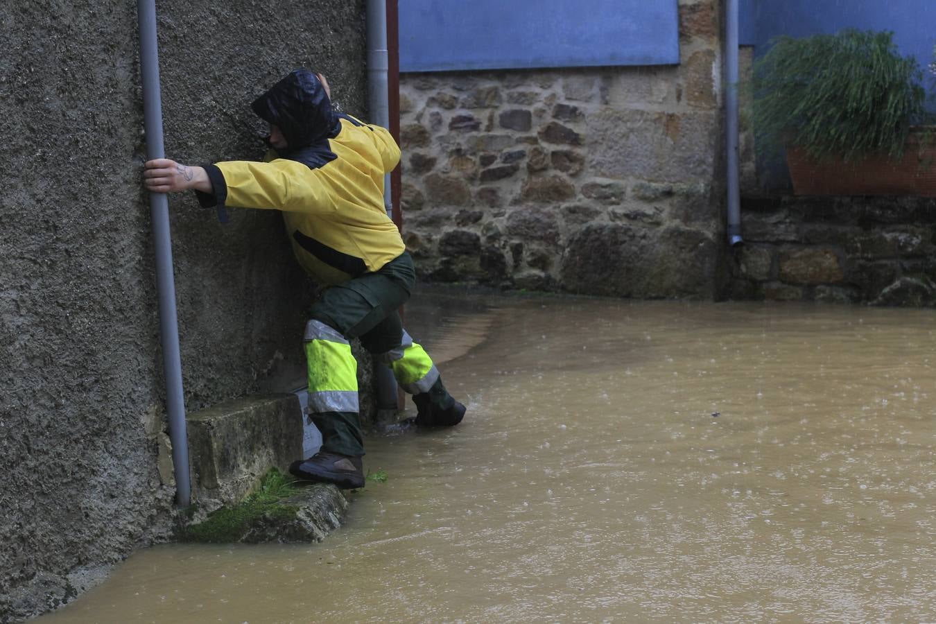 Sorteando la inundación en Treceño.