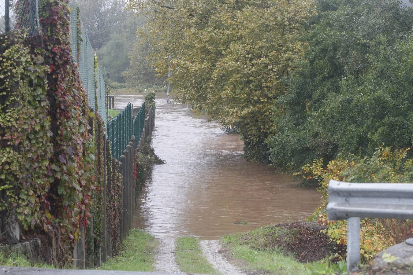 La zona del 'Patatal', en Torrelavega, totalmente anegada.