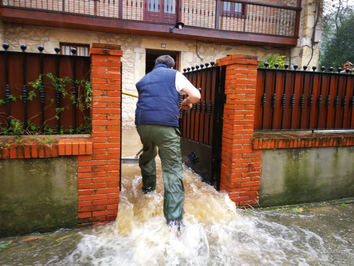 El agua sale a mares de una vivienda de Pesués.