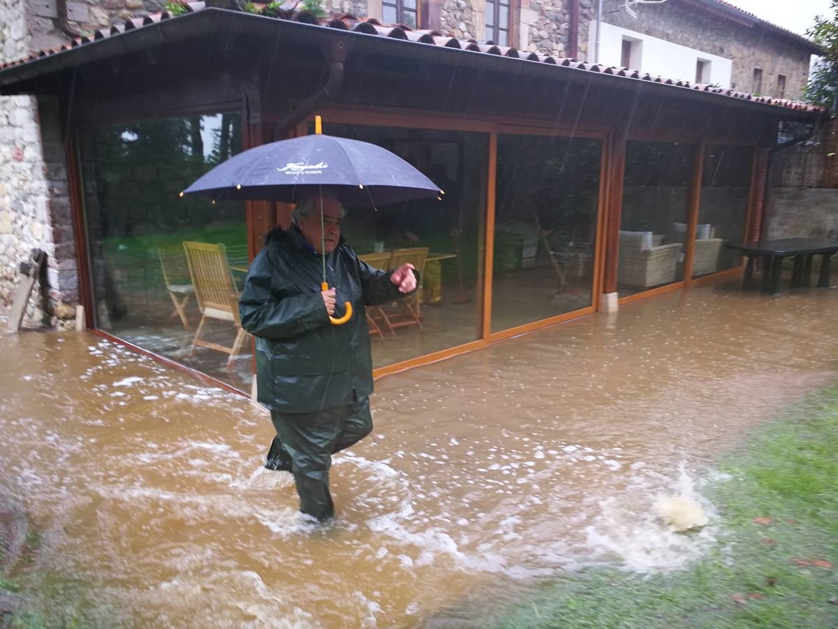 Casa en Pesués, totalmente inundada.