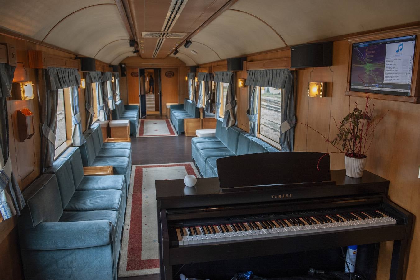 El 'Costa Verde Express', un ferrocarril de lujo, con 13 vagones y 23 habitaciones, recorre la 'España verde', con parada en Cantabria