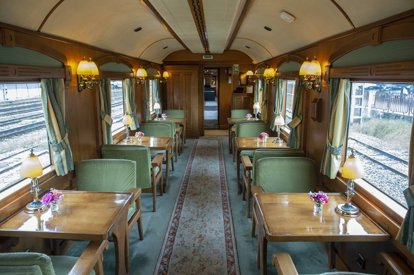 El 'Costa Verde Express', un ferrocarril de lujo, con 13 vagones y 23 habitaciones, recorre la 'España verde', con parada en Cantabria