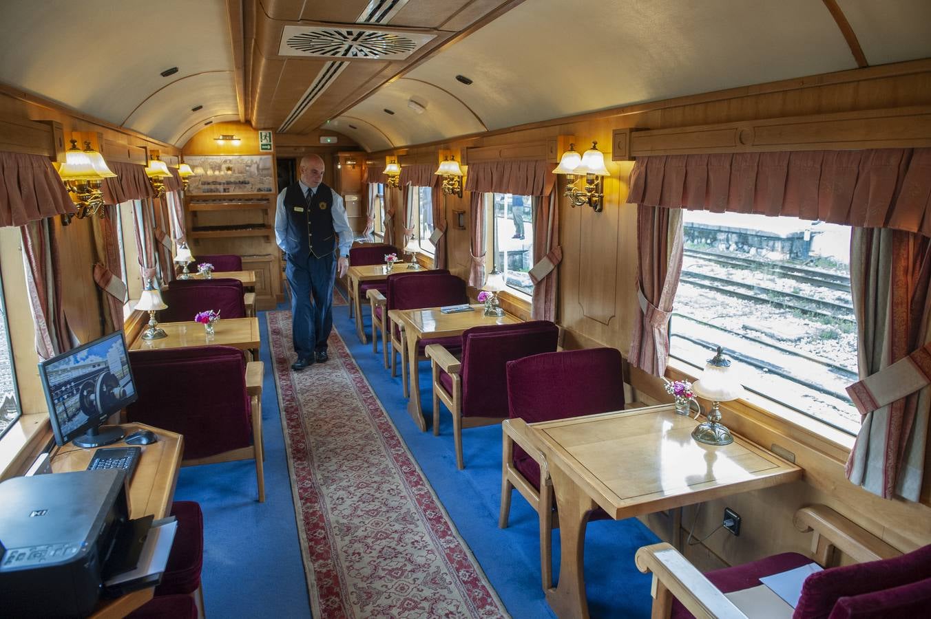 El 'Costa Verde Express', un ferrocarril de lujo, con 13 vagones y 23 habitaciones, recorre la 'España verde', con parada en Cantabria