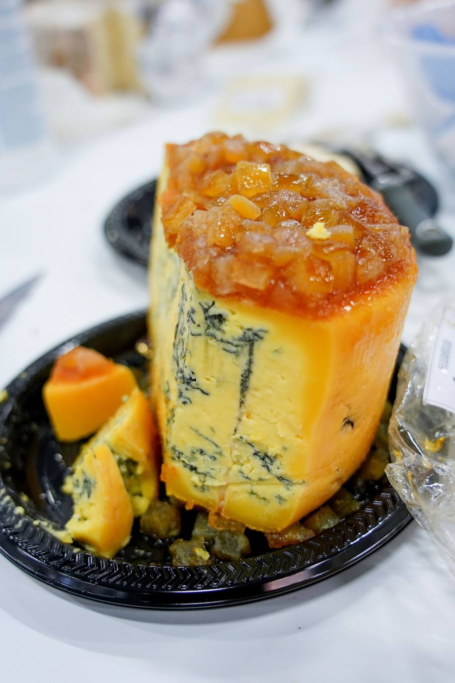 La ciudad de Bérgamo, al norte de Milán (Italia) vivió la edición número 32 de los World Cheese Awards, el apasionante campeonato del mundo de quesos. En la cita de Bérgamo compitieron 3.804 quesos procedentes de 42 países, y evaluados por un equipo de 260 jueces, que se dividieron en grupos de tres o cuatro para ponerse manos a la obra en 85 mesas abarrotadas de quesos. Tras probarlos, cada uno de ellos fue calificado con una medalla de oro, de plata, de bronce o ninguna. Tuvieron en cuenta su apariencia, textura, aroma y sabor. Los 84 mejores recibieron la distinción Super Gold (Súper Oro). Tras una nueva selección, 16 productos pasaron a una ronda final.El ganador absoluto este año ha sido River Blue, un queso azul, orgánico, elaborado con leche de vaca por la quesería Rogue Creamery, en Oregón, Estados Unidos. Se trata del primer campeón estadounidense en la historia los World Cheese Awards.