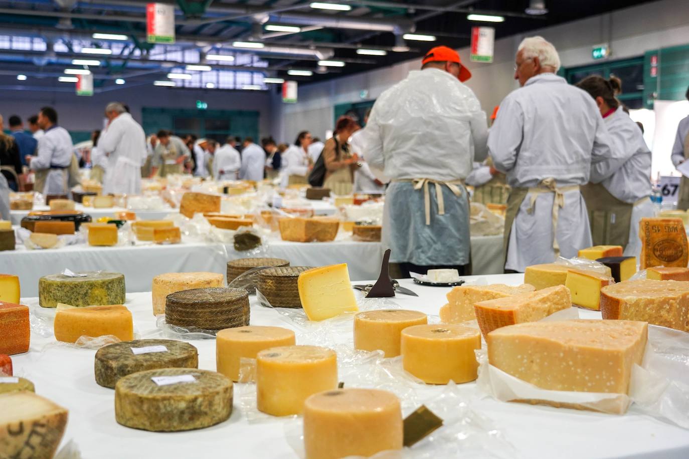 La ciudad de Bérgamo, al norte de Milán (Italia) vivió la edición número 32 de los World Cheese Awards, el apasionante campeonato del mundo de quesos. En la cita de Bérgamo compitieron 3.804 quesos procedentes de 42 países, y evaluados por un equipo de 260 jueces, que se dividieron en grupos de tres o cuatro para ponerse manos a la obra en 85 mesas abarrotadas de quesos. Tras probarlos, cada uno de ellos fue calificado con una medalla de oro, de plata, de bronce o ninguna. Tuvieron en cuenta su apariencia, textura, aroma y sabor. Los 84 mejores recibieron la distinción Super Gold (Súper Oro). Tras una nueva selección, 16 productos pasaron a una ronda final.El ganador absoluto este año ha sido River Blue, un queso azul, orgánico, elaborado con leche de vaca por la quesería Rogue Creamery, en Oregón, Estados Unidos. Se trata del primer campeón estadounidense en la historia los World Cheese Awards.