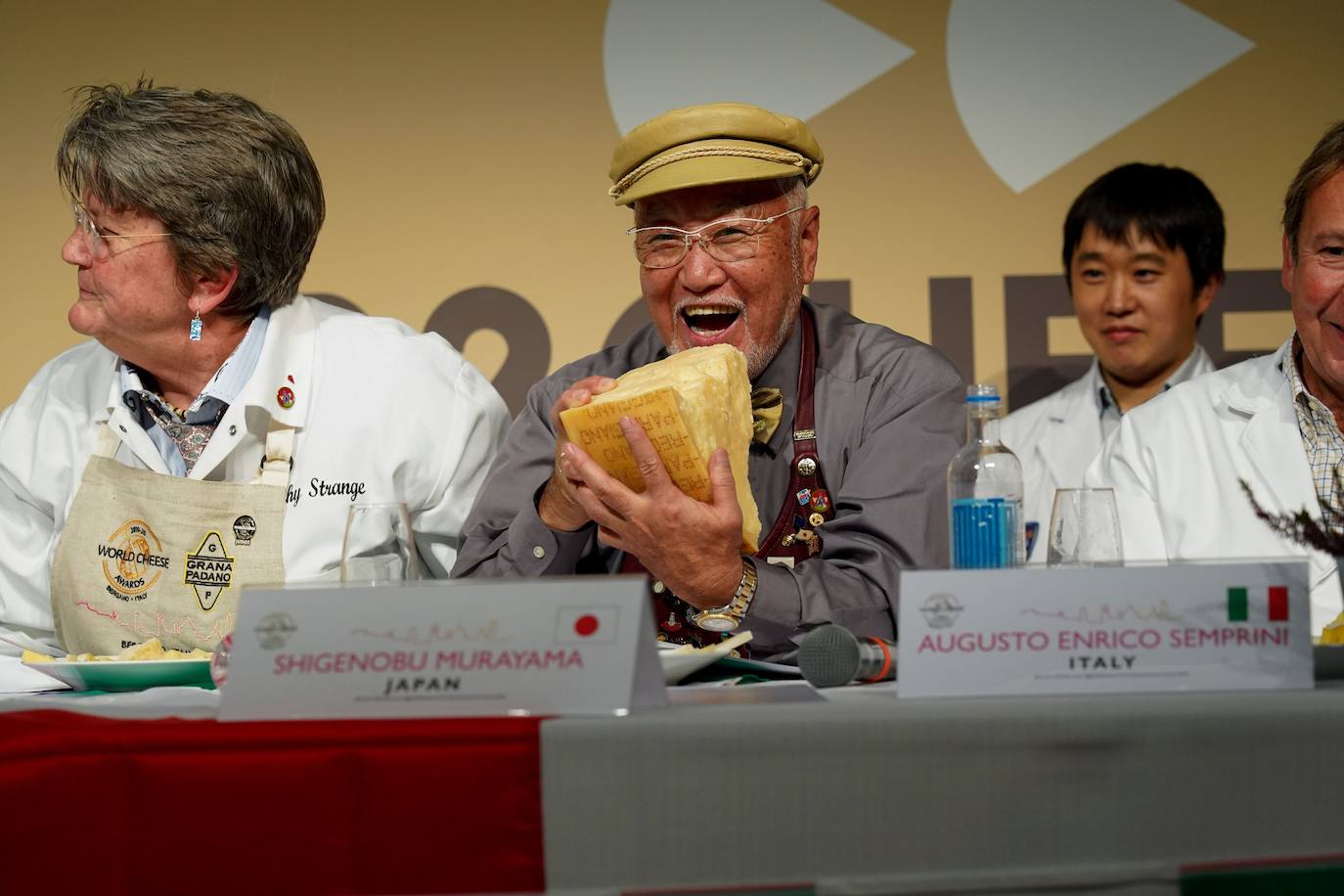 La ciudad de Bérgamo, al norte de Milán (Italia) vivió la edición número 32 de los World Cheese Awards, el apasionante campeonato del mundo de quesos. En la cita de Bérgamo compitieron 3.804 quesos procedentes de 42 países, y evaluados por un equipo de 260 jueces, que se dividieron en grupos de tres o cuatro para ponerse manos a la obra en 85 mesas abarrotadas de quesos. Tras probarlos, cada uno de ellos fue calificado con una medalla de oro, de plata, de bronce o ninguna. Tuvieron en cuenta su apariencia, textura, aroma y sabor. Los 84 mejores recibieron la distinción Super Gold (Súper Oro). Tras una nueva selección, 16 productos pasaron a una ronda final.El ganador absoluto este año ha sido River Blue, un queso azul, orgánico, elaborado con leche de vaca por la quesería Rogue Creamery, en Oregón, Estados Unidos. Se trata del primer campeón estadounidense en la historia los World Cheese Awards.