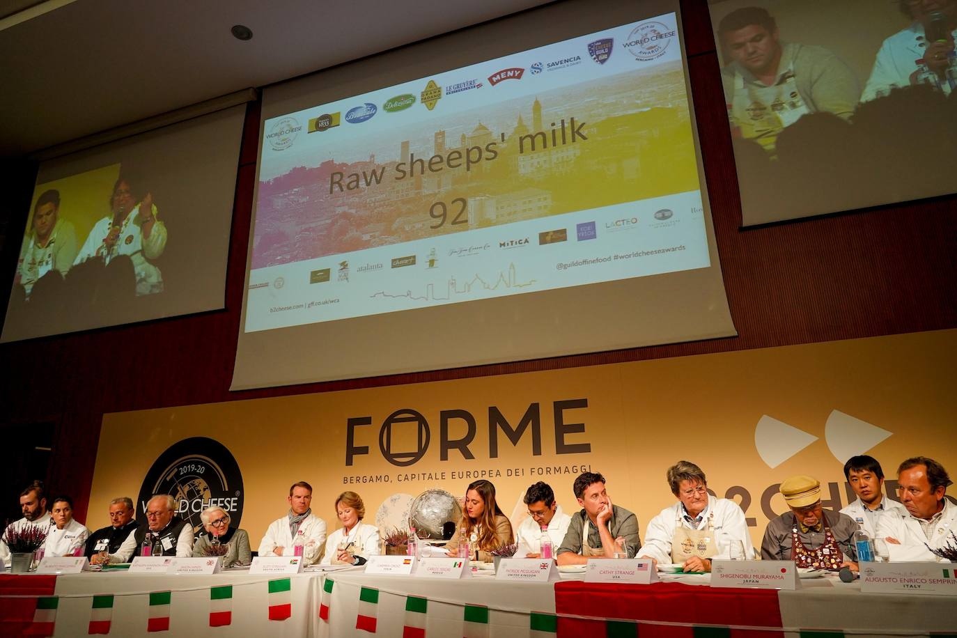 La ciudad de Bérgamo, al norte de Milán (Italia) vivió la edición número 32 de los World Cheese Awards, el apasionante campeonato del mundo de quesos. En la cita de Bérgamo compitieron 3.804 quesos procedentes de 42 países, y evaluados por un equipo de 260 jueces, que se dividieron en grupos de tres o cuatro para ponerse manos a la obra en 85 mesas abarrotadas de quesos. Tras probarlos, cada uno de ellos fue calificado con una medalla de oro, de plata, de bronce o ninguna. Tuvieron en cuenta su apariencia, textura, aroma y sabor. Los 84 mejores recibieron la distinción Super Gold (Súper Oro). Tras una nueva selección, 16 productos pasaron a una ronda final.El ganador absoluto este año ha sido River Blue, un queso azul, orgánico, elaborado con leche de vaca por la quesería Rogue Creamery, en Oregón, Estados Unidos. Se trata del primer campeón estadounidense en la historia los World Cheese Awards.