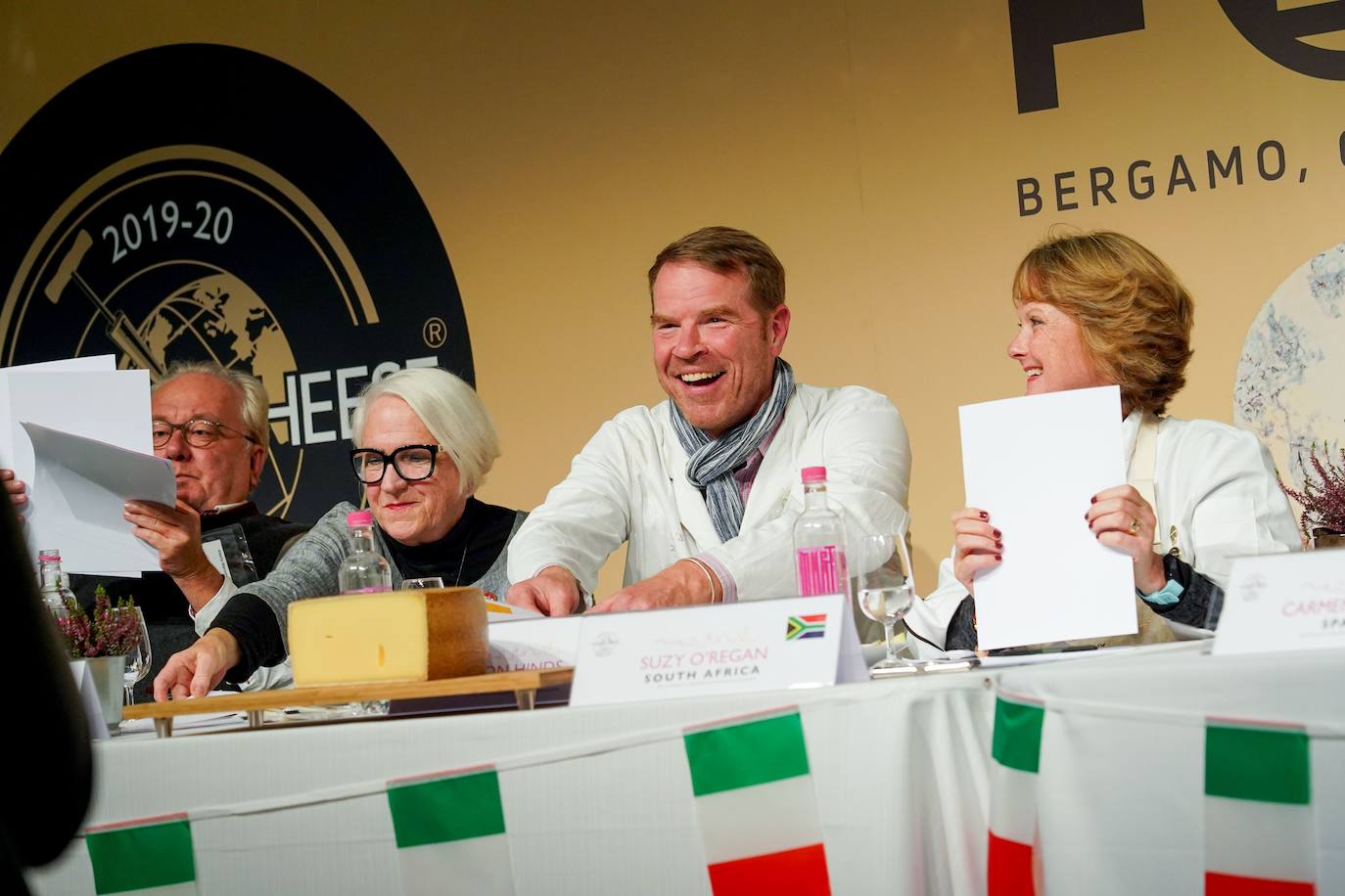 La ciudad de Bérgamo, al norte de Milán (Italia) vivió la edición número 32 de los World Cheese Awards, el apasionante campeonato del mundo de quesos. En la cita de Bérgamo compitieron 3.804 quesos procedentes de 42 países, y evaluados por un equipo de 260 jueces, que se dividieron en grupos de tres o cuatro para ponerse manos a la obra en 85 mesas abarrotadas de quesos. Tras probarlos, cada uno de ellos fue calificado con una medalla de oro, de plata, de bronce o ninguna. Tuvieron en cuenta su apariencia, textura, aroma y sabor. Los 84 mejores recibieron la distinción Super Gold (Súper Oro). Tras una nueva selección, 16 productos pasaron a una ronda final.El ganador absoluto este año ha sido River Blue, un queso azul, orgánico, elaborado con leche de vaca por la quesería Rogue Creamery, en Oregón, Estados Unidos. Se trata del primer campeón estadounidense en la historia los World Cheese Awards.