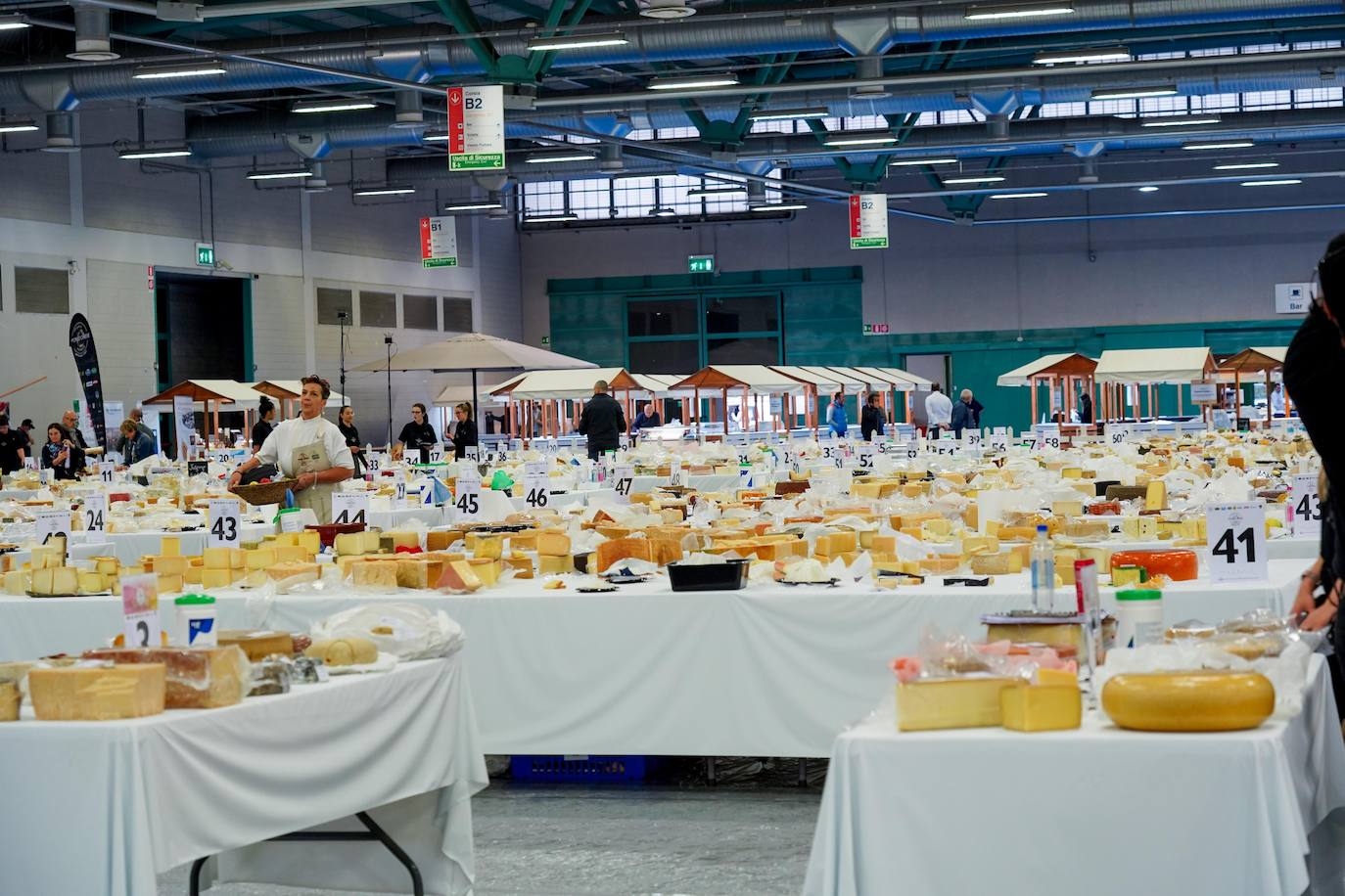 La ciudad de Bérgamo, al norte de Milán (Italia) vivió la edición número 32 de los World Cheese Awards, el apasionante campeonato del mundo de quesos. En la cita de Bérgamo compitieron 3.804 quesos procedentes de 42 países, y evaluados por un equipo de 260 jueces, que se dividieron en grupos de tres o cuatro para ponerse manos a la obra en 85 mesas abarrotadas de quesos. Tras probarlos, cada uno de ellos fue calificado con una medalla de oro, de plata, de bronce o ninguna. Tuvieron en cuenta su apariencia, textura, aroma y sabor. Los 84 mejores recibieron la distinción Super Gold (Súper Oro). Tras una nueva selección, 16 productos pasaron a una ronda final.El ganador absoluto este año ha sido River Blue, un queso azul, orgánico, elaborado con leche de vaca por la quesería Rogue Creamery, en Oregón, Estados Unidos. Se trata del primer campeón estadounidense en la historia los World Cheese Awards.