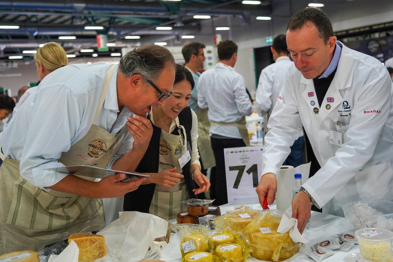 La ciudad de Bérgamo, al norte de Milán (Italia) vivió la edición número 32 de los World Cheese Awards, el apasionante campeonato del mundo de quesos. En la cita de Bérgamo compitieron 3.804 quesos procedentes de 42 países, y evaluados por un equipo de 260 jueces, que se dividieron en grupos de tres o cuatro para ponerse manos a la obra en 85 mesas abarrotadas de quesos. Tras probarlos, cada uno de ellos fue calificado con una medalla de oro, de plata, de bronce o ninguna. Tuvieron en cuenta su apariencia, textura, aroma y sabor. Los 84 mejores recibieron la distinción Super Gold (Súper Oro). Tras una nueva selección, 16 productos pasaron a una ronda final.El ganador absoluto este año ha sido River Blue, un queso azul, orgánico, elaborado con leche de vaca por la quesería Rogue Creamery, en Oregón, Estados Unidos. Se trata del primer campeón estadounidense en la historia los World Cheese Awards.