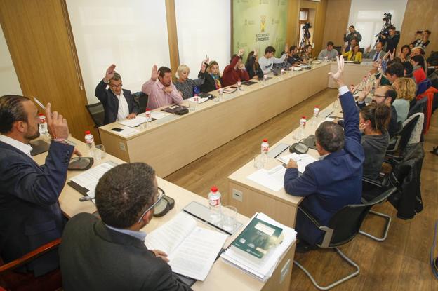 La Corporación de Torrelavega, ayer, durante una de las votaciones de la sesión plenaria. 