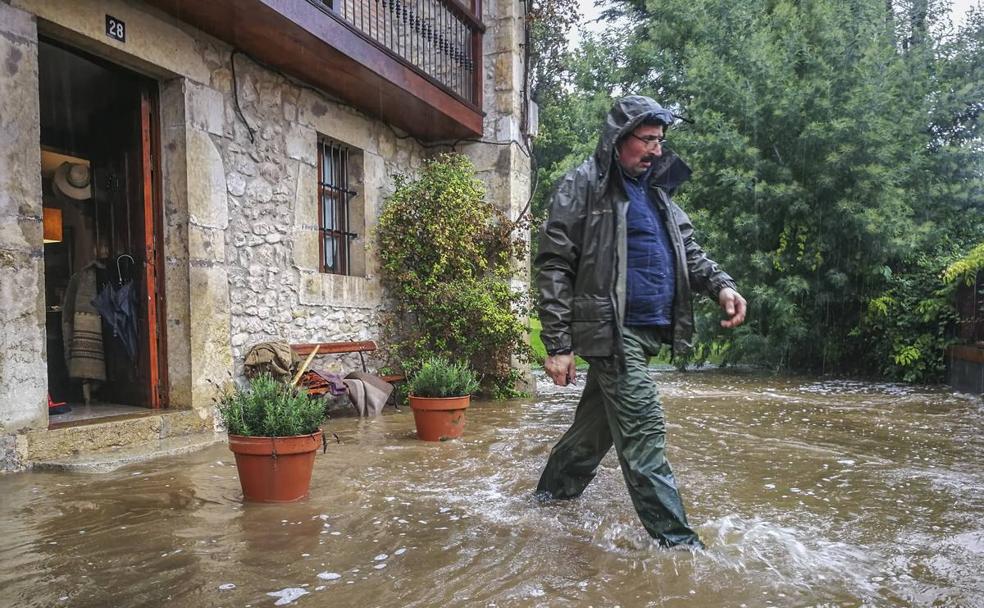 En algunas viviendas de Pesués hubo que salir de casa con botas de agua. :